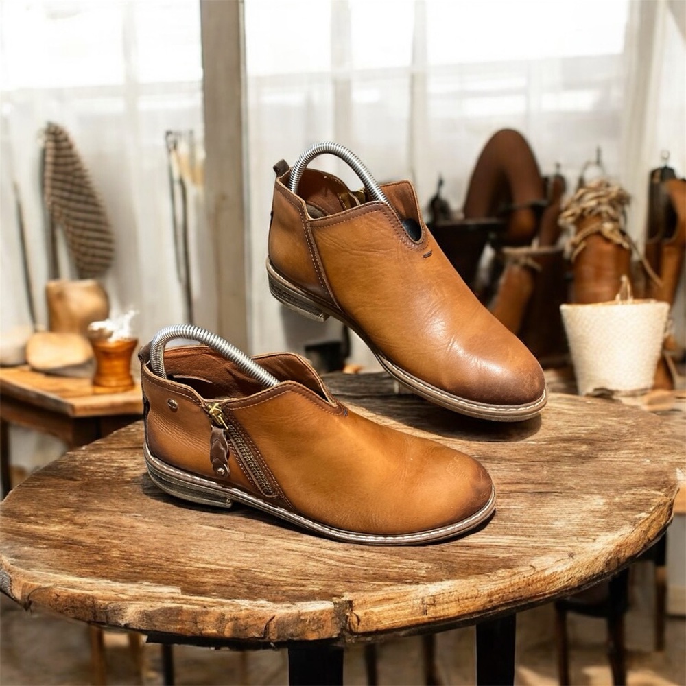 Pikolinos "Aldaya" V-cut flat leather booties with side zip color brandy Sz:8